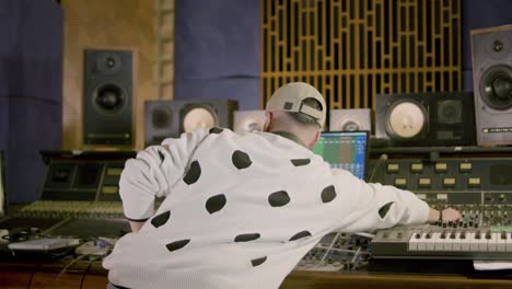 joven caucásico que trabaja en un estudio de grabación de música