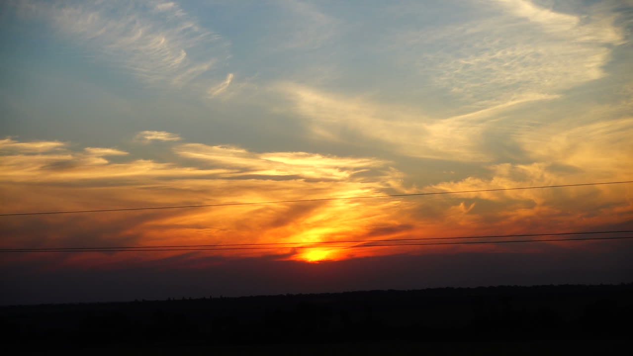 Togets bevægelse ved solnedgang. Optagelse i bevægelse
