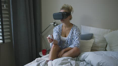 Frau-Mit-VR-Headset-Sitzt-Auf-Dem-Bett