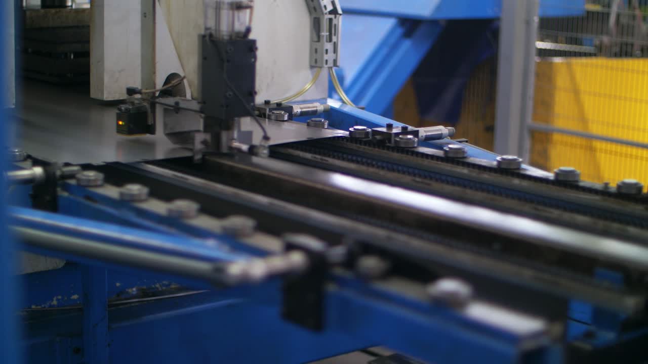 torno de trabajo de metales para el procesamiento de chapas de acero en la planta de electrodomésticos