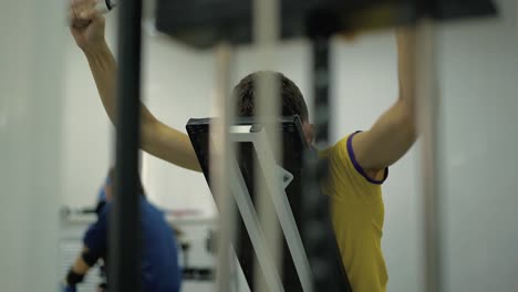 Kurse-In-Der-Sporthalle-Für-Menschen-Mit-Behinderung-6-Eine-Person-Führt-Eine-Übung-Durch