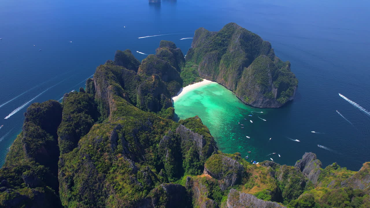 vista de avión no tripulado de la exótica playa de la bahía maya en la tailandia tropical