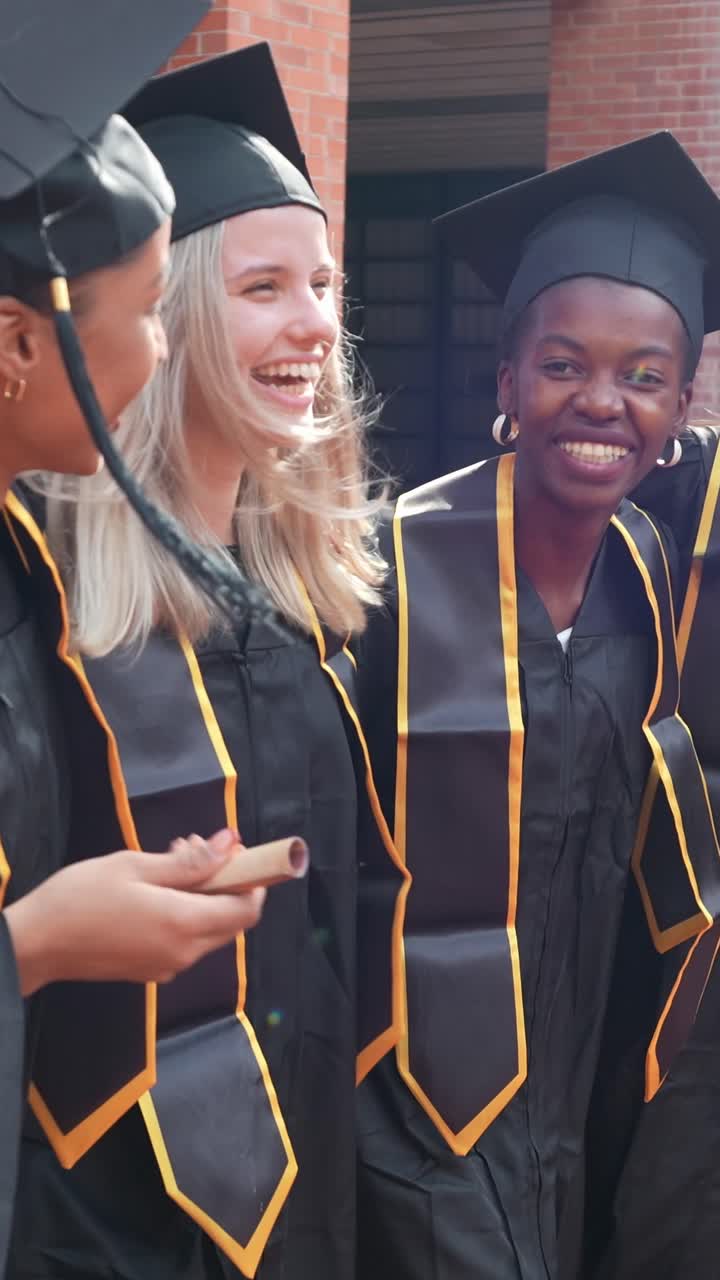 Giovani donne laureate gioiose che celebrano il loro traguardo