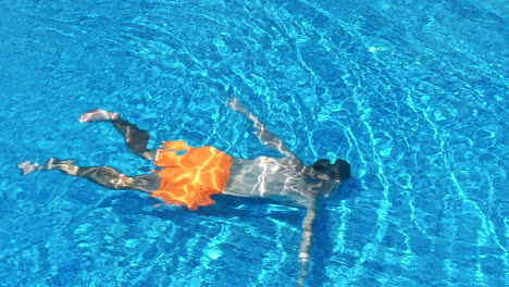 joven feliz en la piscina.