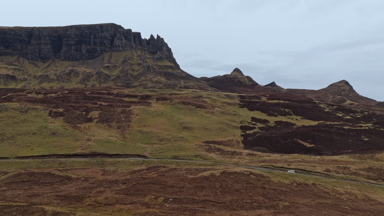 Furgone bianco che percorre la panoramica strada di Quiraing sull'Isola di Skye