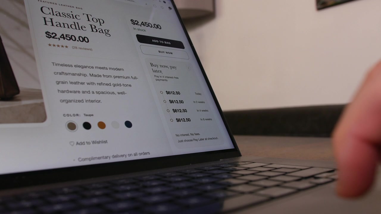 Un laptop mostra una pagina prodotto di una borsa di lusso con prezzo, opzioni di colore, recensioni e pagamenti rateali. Una scena ravvicinata di shopping online mostra il checkout e-commerce a casa.