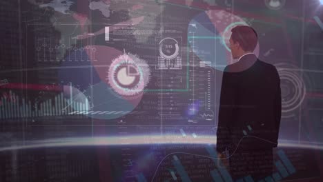 interfaz digital con procesamiento de datos sobre el hombre de negocios caucásico tocando la pantalla futurista