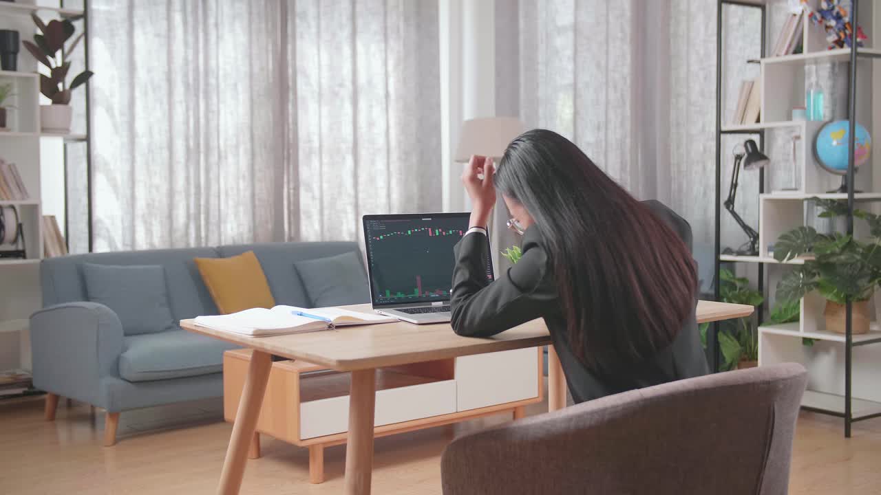 집에서 노트북으로 일하는 여성