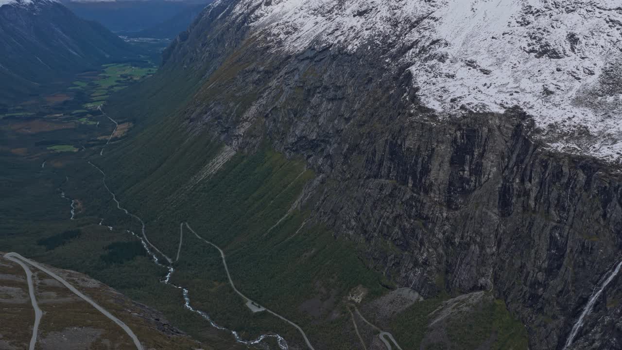 Biltur gennem Trollstigens snoede klipper i Norge