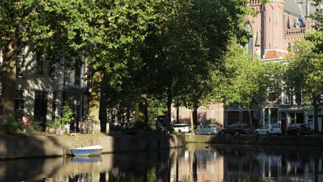 Mirror-Reflections-Over-River-Canal-Near-Gouwekerk-Church-In-Gouda,-Netherlands