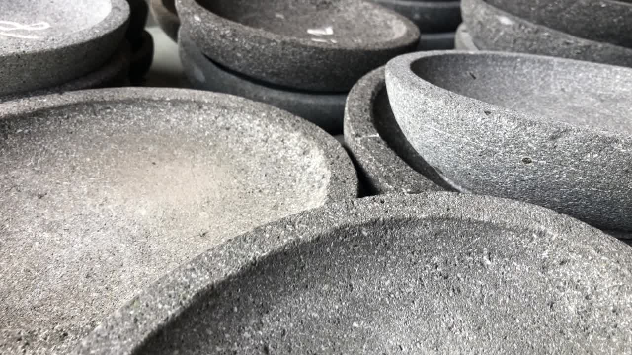 인도네시아의 돌 모터와 피스텔이 가게에서 돌아다니고 있습니다.