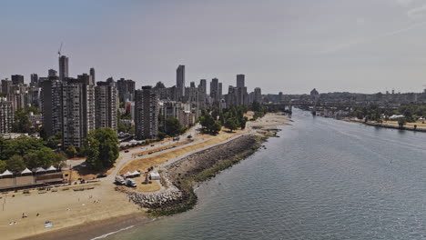 Vancouver-BC-Canadá-Vuelo-Aéreo-Con-Drones-V118-Sobre-False-Creek-Que-Captura-Vistas-De-La-Playa-De-English-Bay,-El-Parque-Sunset-Beach-En-El-Extremo-Oeste-Y-El-Paisaje-Urbano-Del-Centro-De-La-Ciudad---Filmado-Con-Mavic-3-Pro-Cine---Julio-De-2023