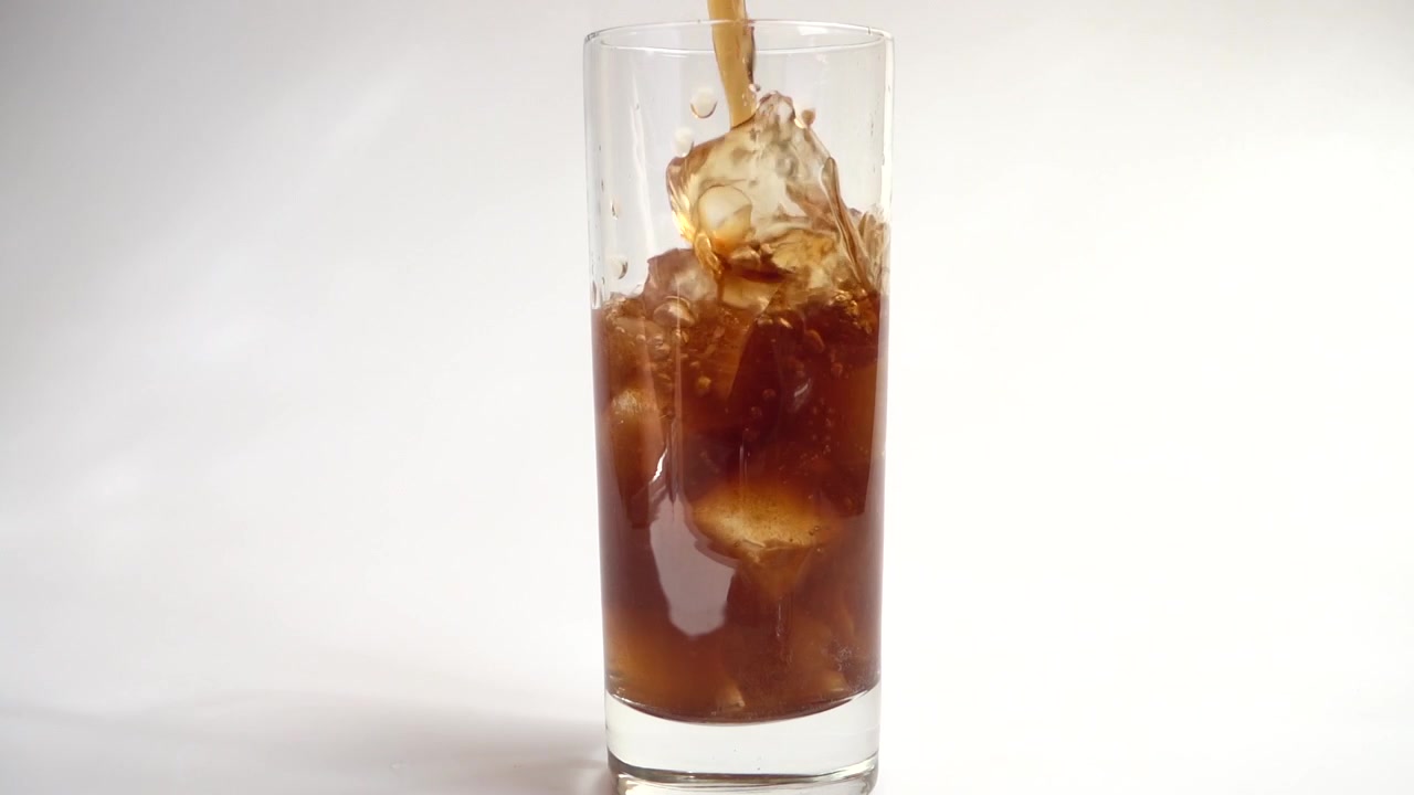 Cucinare Coca Cola con latte. Rallentatore.