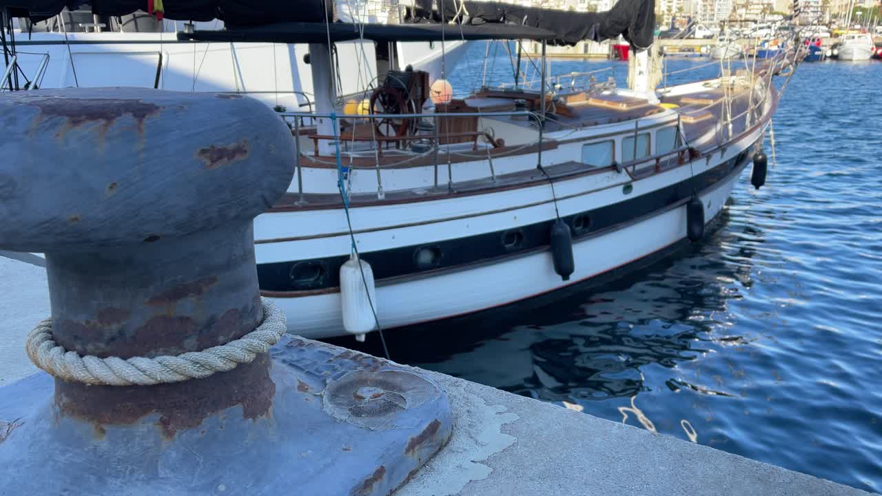 velero de madera amarrado al puerto en el mar