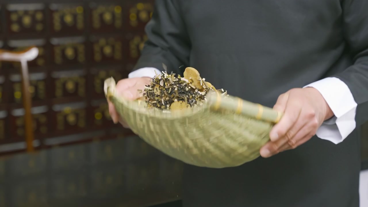 Chủ cửa hàng dược liệu đông y cẩn thận lựa chọn từng loại thảo dược khô để đóng gói thuốc theo đơn, từ các loại thuốc tự nhiên, thảo mộc, các bát thảo dược cay.