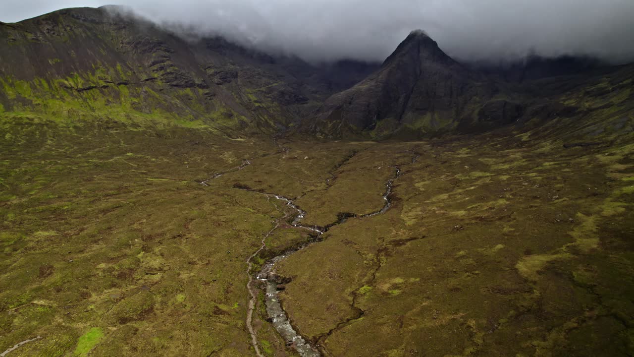 nubladas torres de montaña oscuras y siniestras sobre los charcos de las hadas, isla de skye, escocia