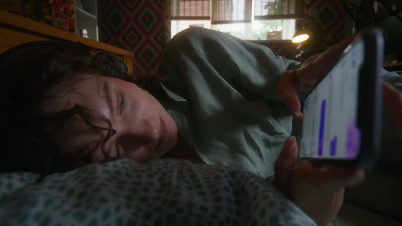 mujer usando el teléfono en la cama