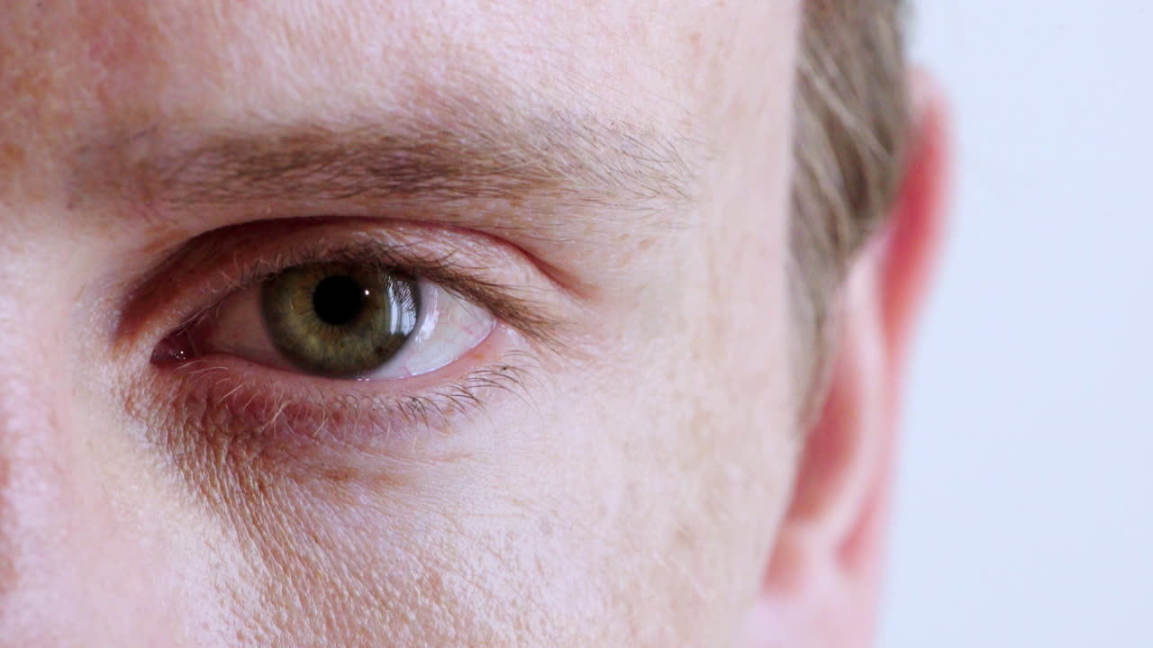 zoom de hombre ojos parpadeando, visión