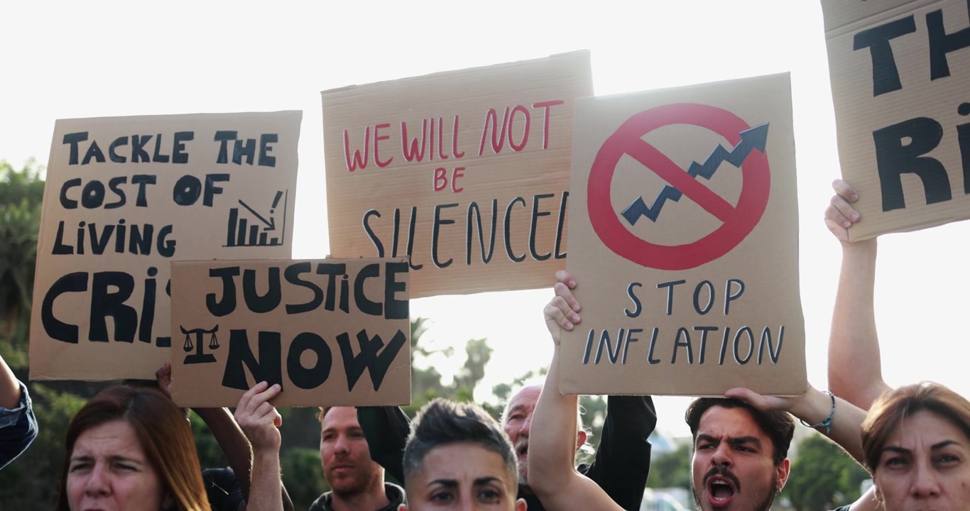 Enflasyona ve Hayat Pahalılığı Krizine Karşı Pankart Tutan Protestocular