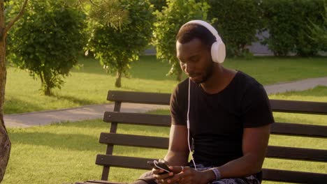 hombre escuchando música en un parque