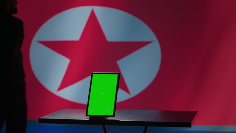 북한 엔지니어가 소셜미디어에서 모형 태블릿으로 트롤 계정을 만들고 있다.