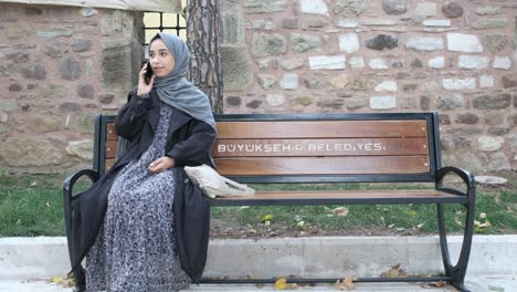 muslimische frau ruft das telefon an