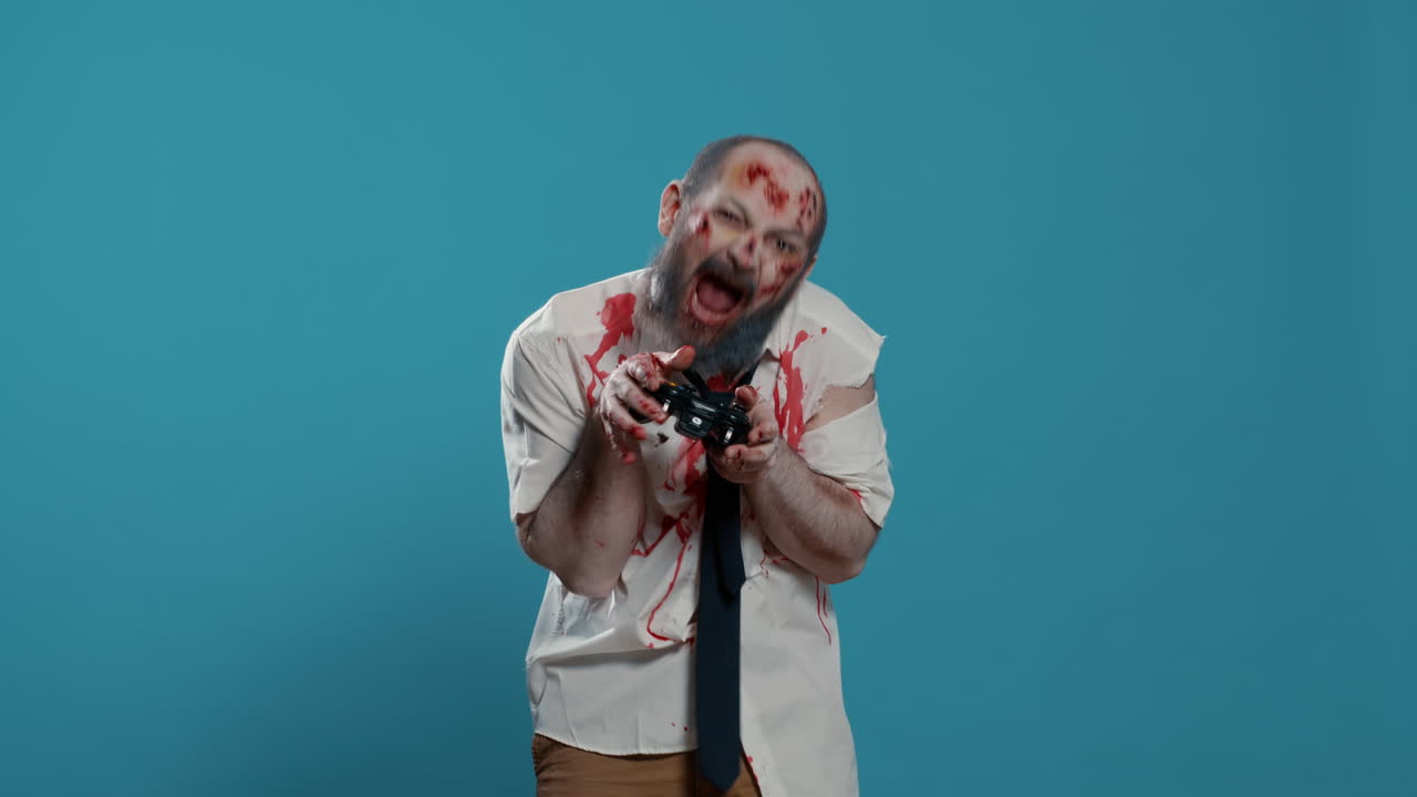 Zombie dall'aspetto spettrale e bizzarro con controller di gioco moderno che gioca ai videogiochi sulla console