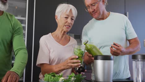 Gente-Feliz-Y-Diversa-Cocinando-En-La-Cocina-De-Una-Casa-De-Retiro