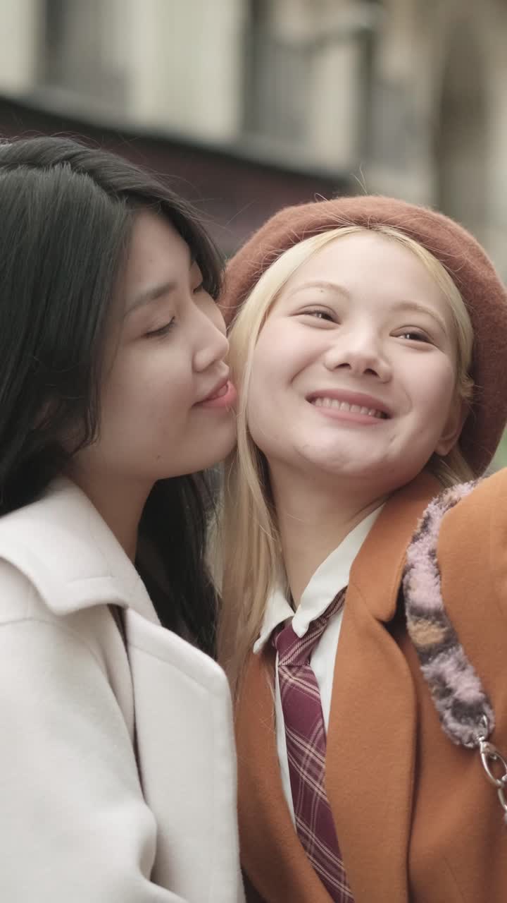 두 명의 여성이 셀피를 찍고 있습니다.