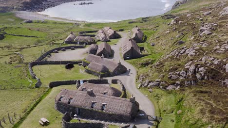 Kippbare-Drohnenaufnahme-Des-Gearrannan-Blackhouse-Village-Auf-Der-Isle-Of-Lewis,-Teil-Der-Äußeren-Hebriden-Schottlands