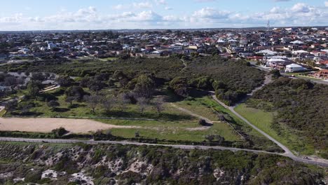 Dolly-Linke-Aufnahme-Des-Alten-Quinns-Rocks-Caravan-Park-Geländes-In-Perth-Und-Des-Naturschutzgebiets-Mit-Den-Umliegenden-Vororten