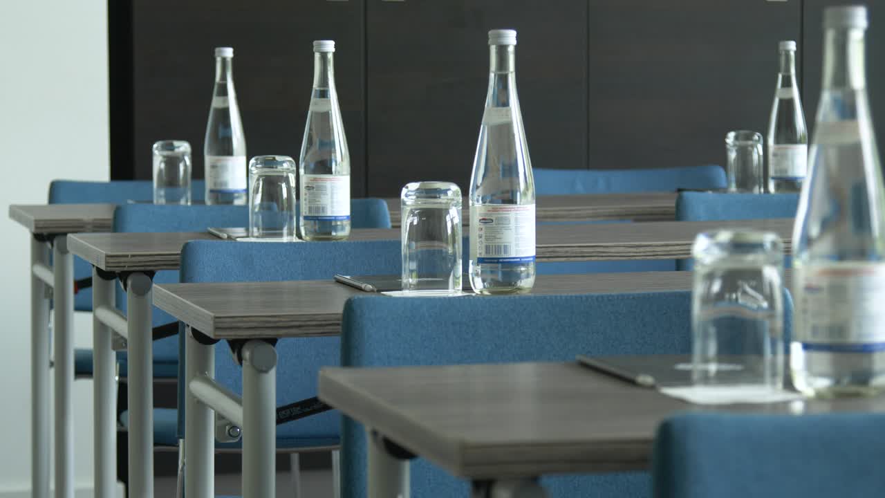 회의실의 테이블 위에 있는 물병