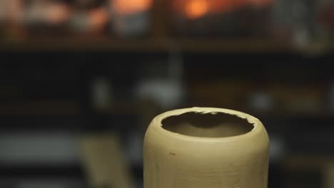 un alfarero hace una tetera de arcilla con sus propias manos