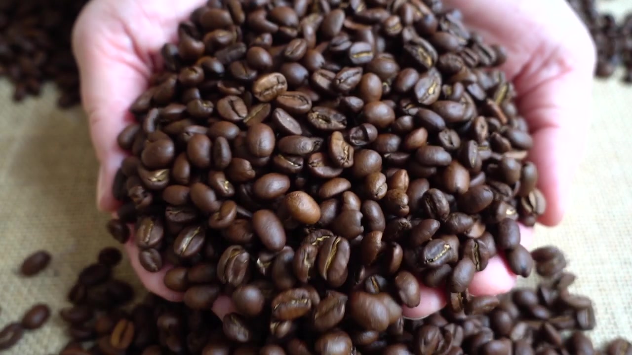 Chicchi di caffè sul sacco. Rallentatore.