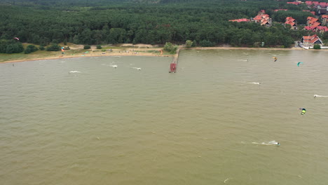 Antenne:-Jugendliche-Beim-Kitesurfen-Reiten-Auf-Wellen-In-Der-Ostsee