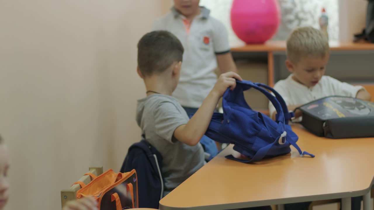 lección de preparación preescolar en el centro de aprendizaje