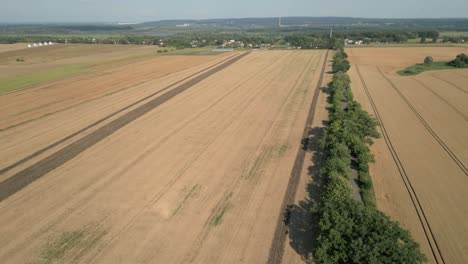 Weite-Landschaft-Mit-Getreidefeldern-In-Der-Nähe-Eines-Dorfes-Auf-Dem-Land-In-Polen