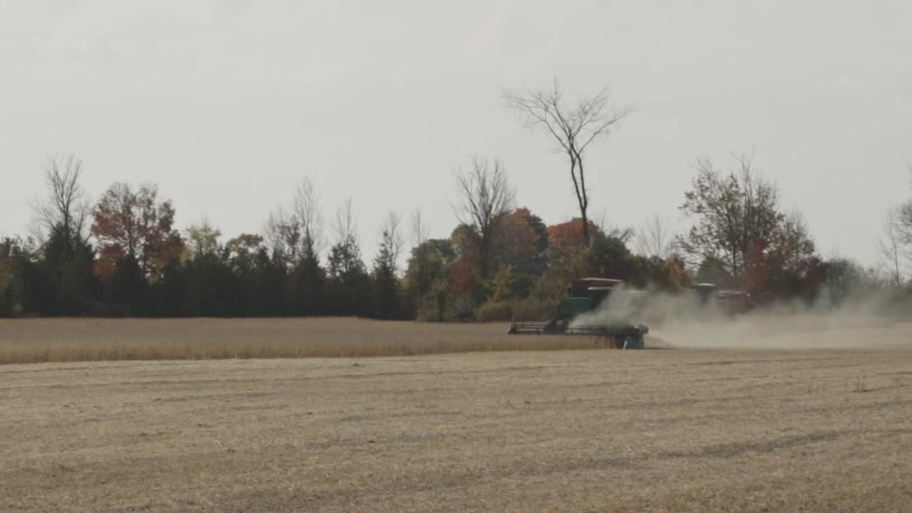 cosecha de tractores agrícolas en el campo con polvo en otoño
