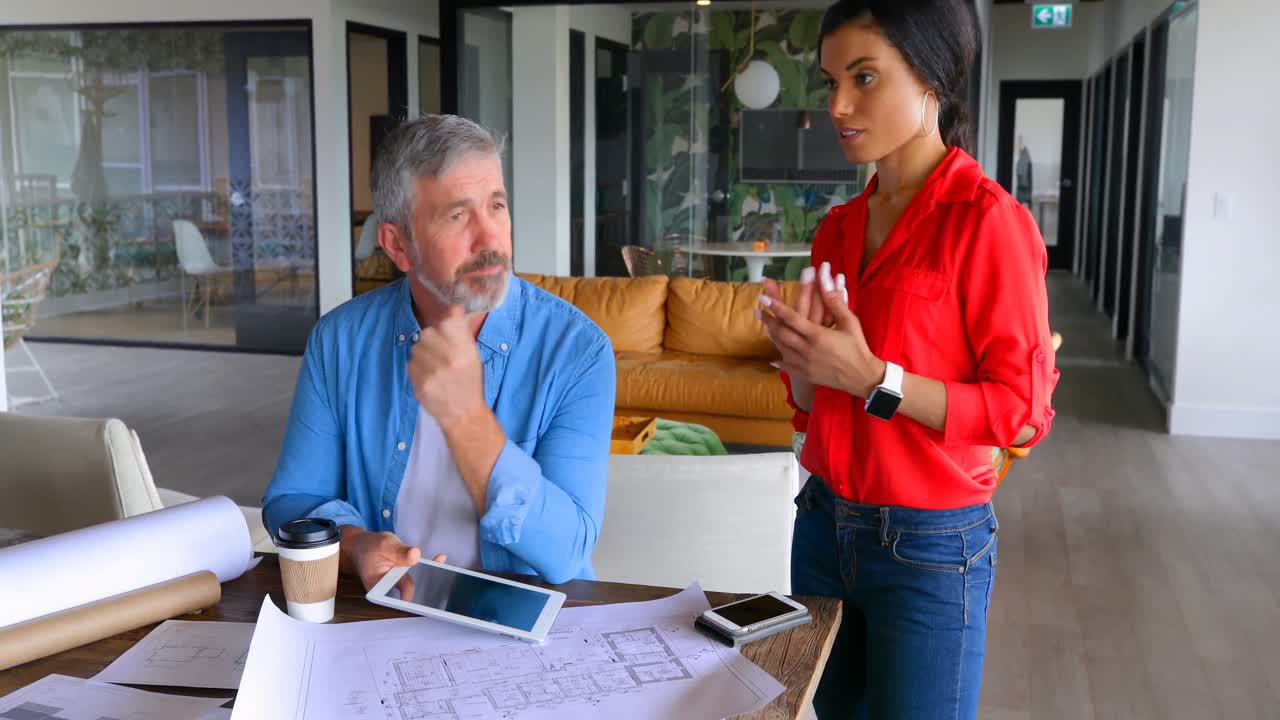 ejecutivos discutiendo sobre el proyecto en la tabla 4k