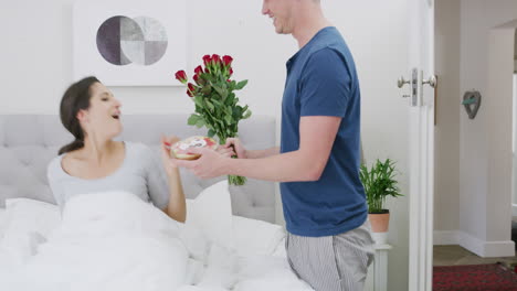 Un-Joven-Sorprendiendo-A-Su-Esposa-Con-Rosas