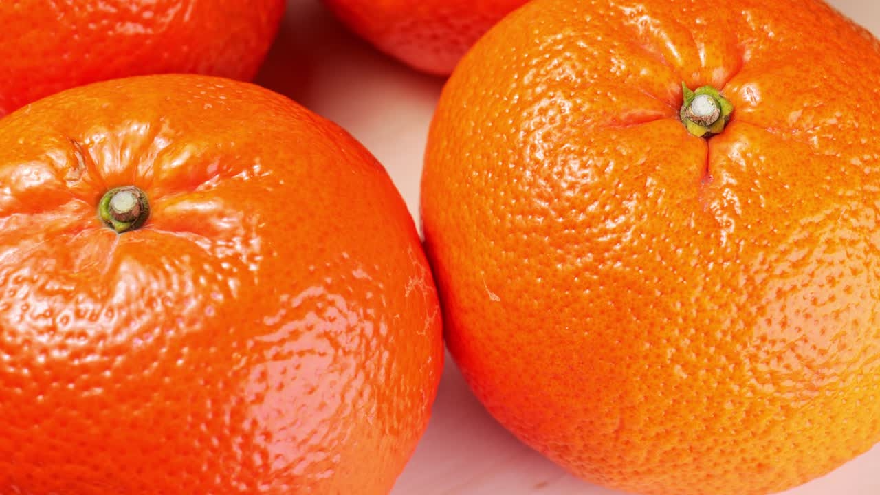 mandarinas maduras girando en close-up en cámara lenta