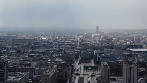 Fliegen-über-Große-Neblige-Stadt-Nach-Regen-Sonnig-4k