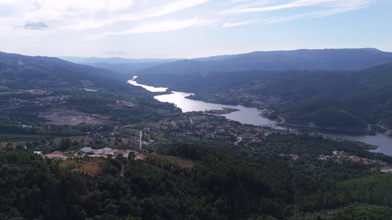 Aerea - Villaggio di Ribeira de Pena e fiume Tâmega, circondati da lussureggianti montagne verdi in Portogallo
