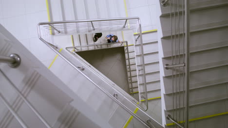 equipo en uniforme subiendo las escaleras