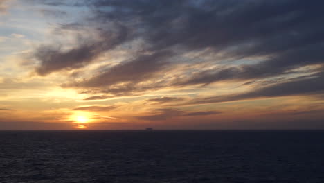 Schiff,-Das-Auf-Sonnenuntergang-Im-Mittelmeer-Kreuzt