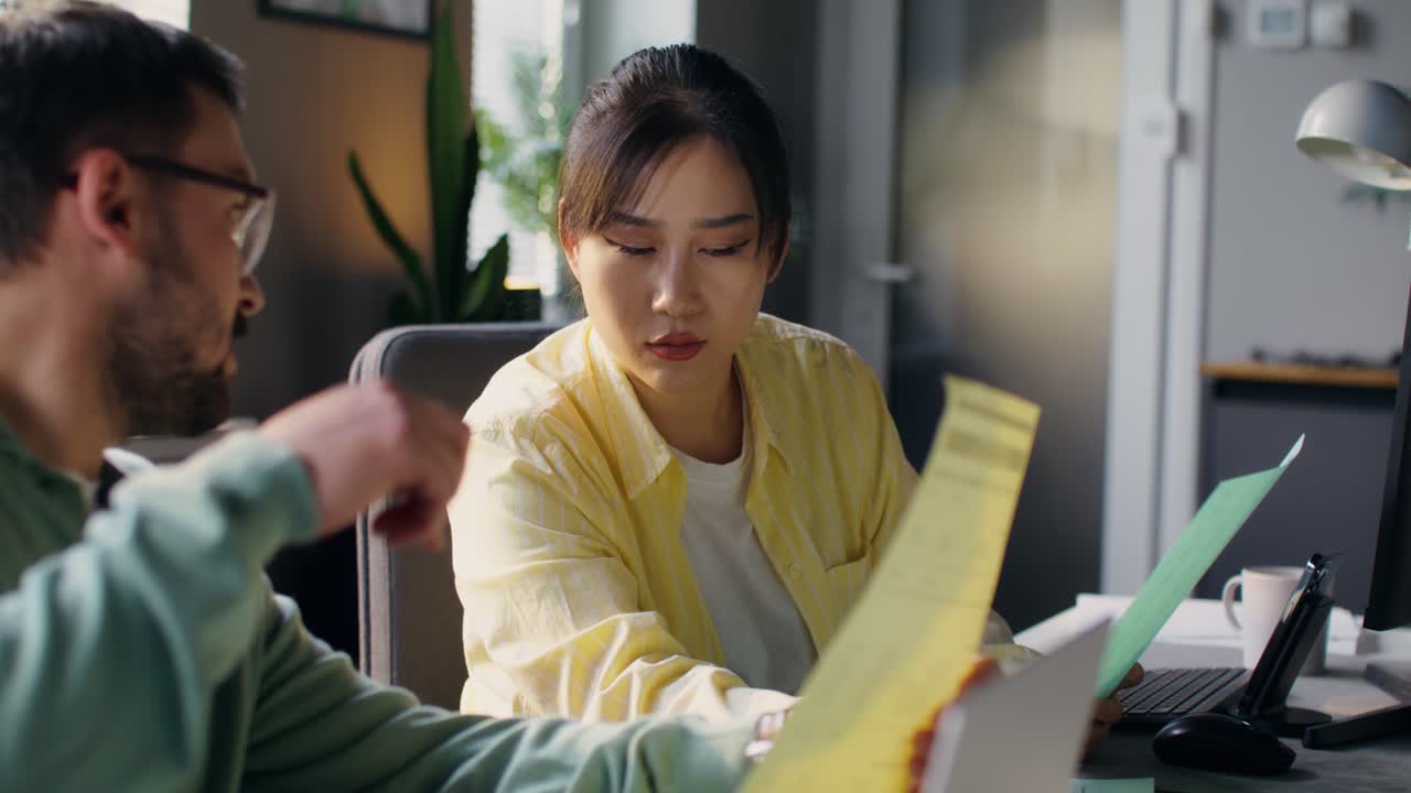 서류 를 검토 하는 사업 동료 들