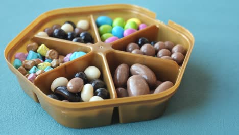 caramelos de chocolate variados en un recipiente dividido