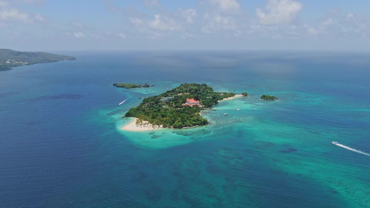 Vista aerea dell'isola tropicale chiamata CAYO LEVANTADO circondata dal mare cristallino dei Caraibi