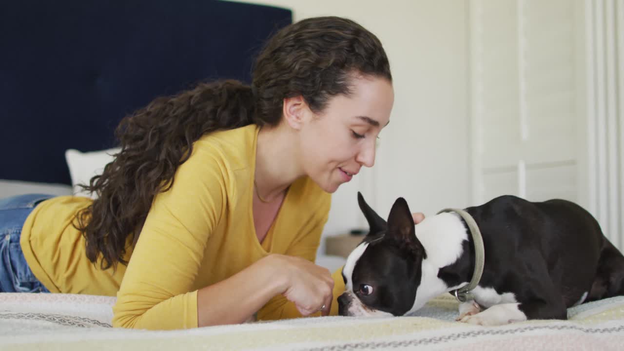 백인 여성 은 집 에서 개 와 함께 놀고 있다