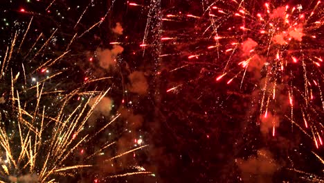 Increíble-Espectáculo-De-Fuegos-Artificiales-Que-Ilumina-El-Cielo-Nocturno-Con-Destellos-Rápidos-De-Blanco,-Rojo-Y-Dorado